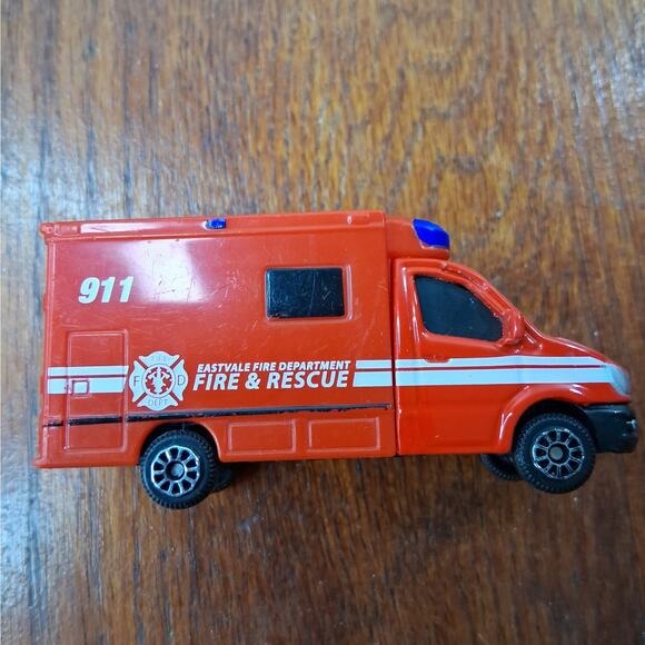 Maisto Adventure Force 1:64 Scale Toy Eastvale Fire & Rescue Ambulance Red - Picture 9 of 9